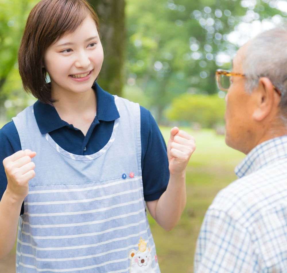 スタッフが男性に笑顔で声をかけている様子