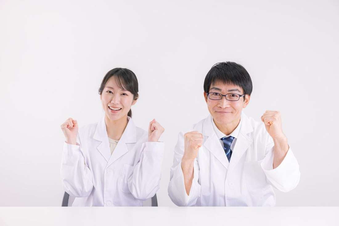笑顔で話す医師と看護師