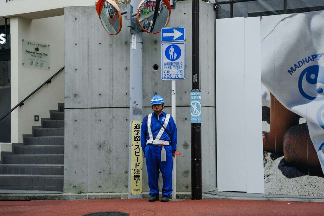 現場の入口に立つ交通誘導員