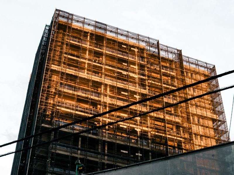 夕日に染まる建設中の高層建物