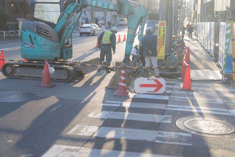 道路改良工事の現場と交通誘導