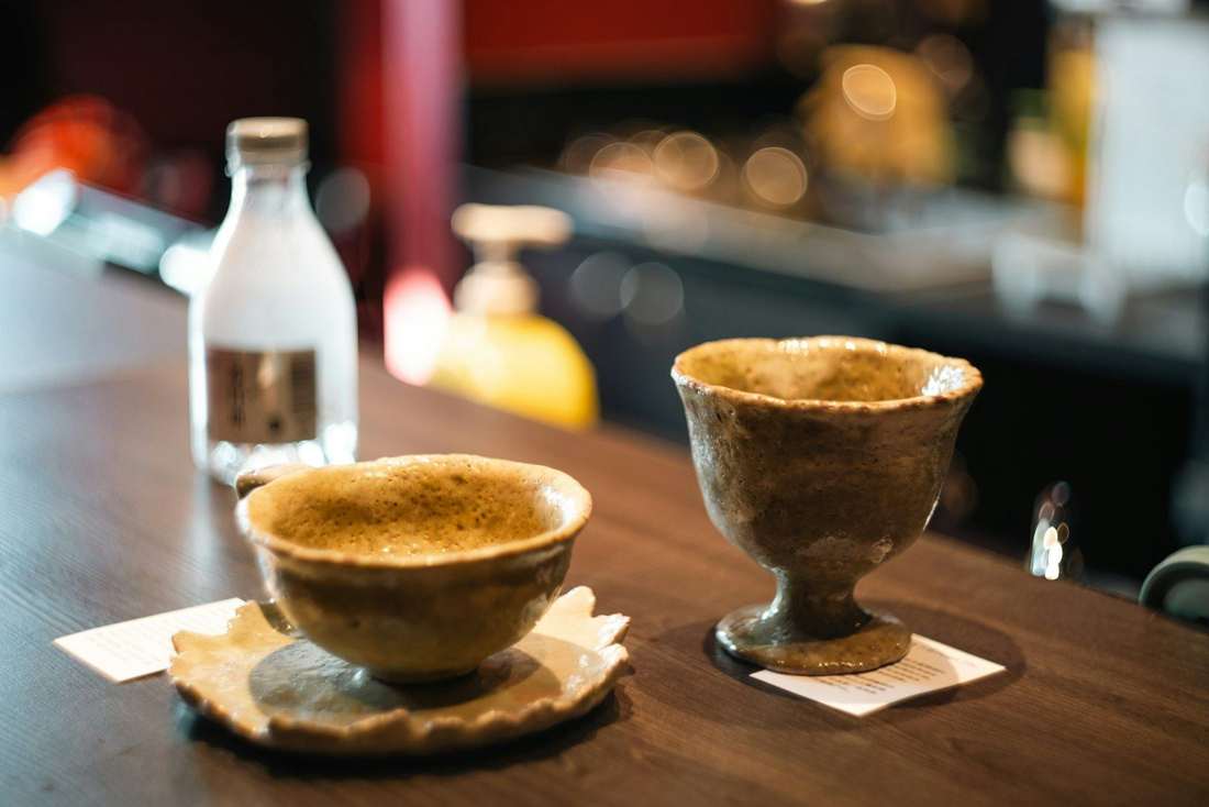 カウンターに置かれた陶器の杯