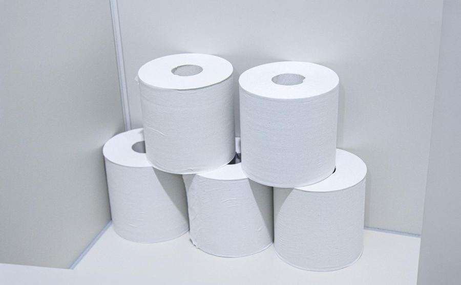 積み重ねたトイレットペーパー